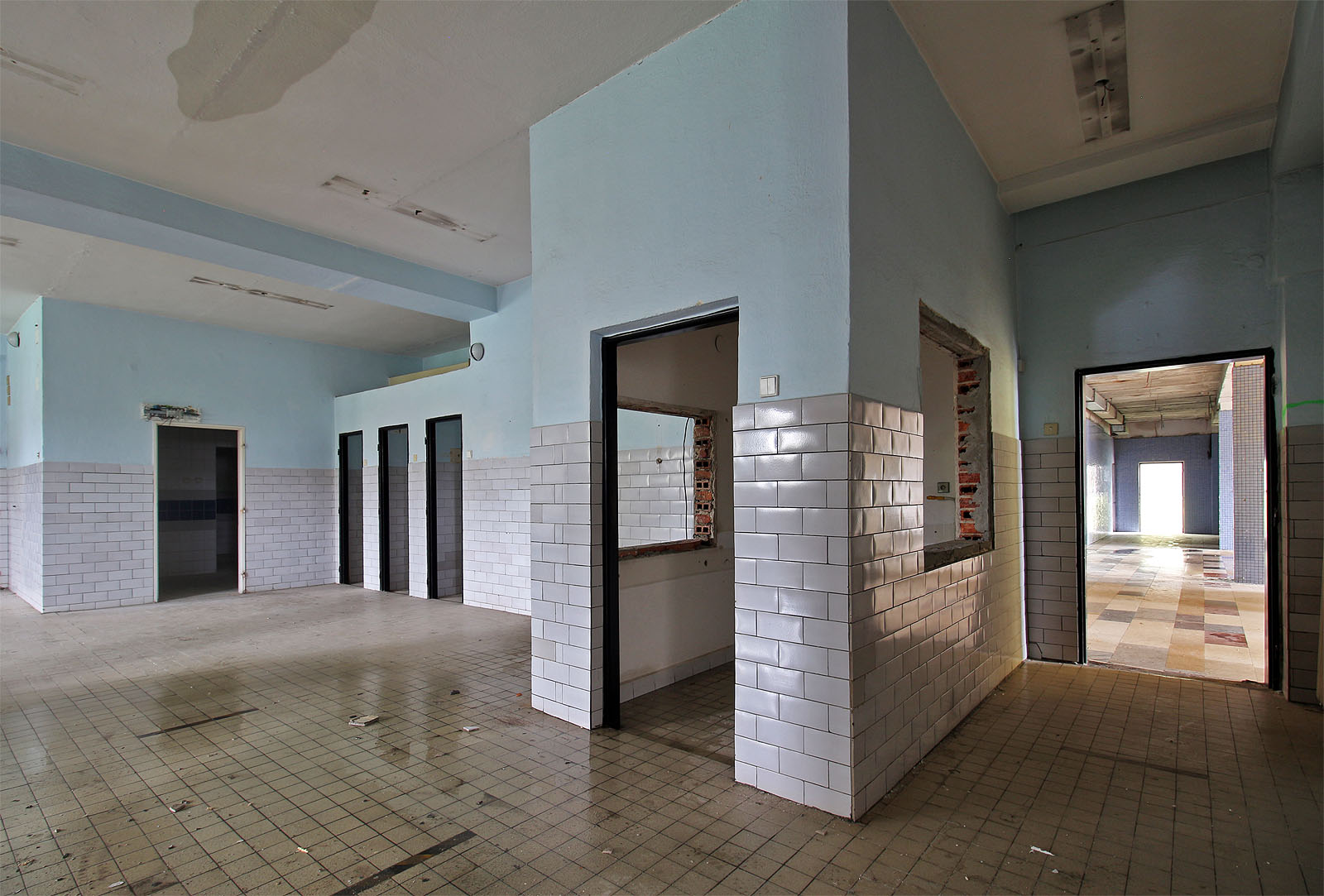 Pohled na prostory šatny těsně před demolicí. Tudy jsem jako dítě prošel snad stokrát, za některé dveře jsem ale nesměl ani nahlédnout.