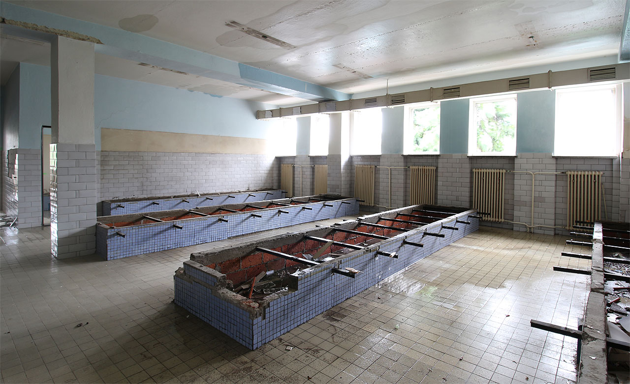 Podstavce skříněk a lavic v šatně vypadají po odstrojení trošku jako rozložité stolní fotbálky pro ležící obry.