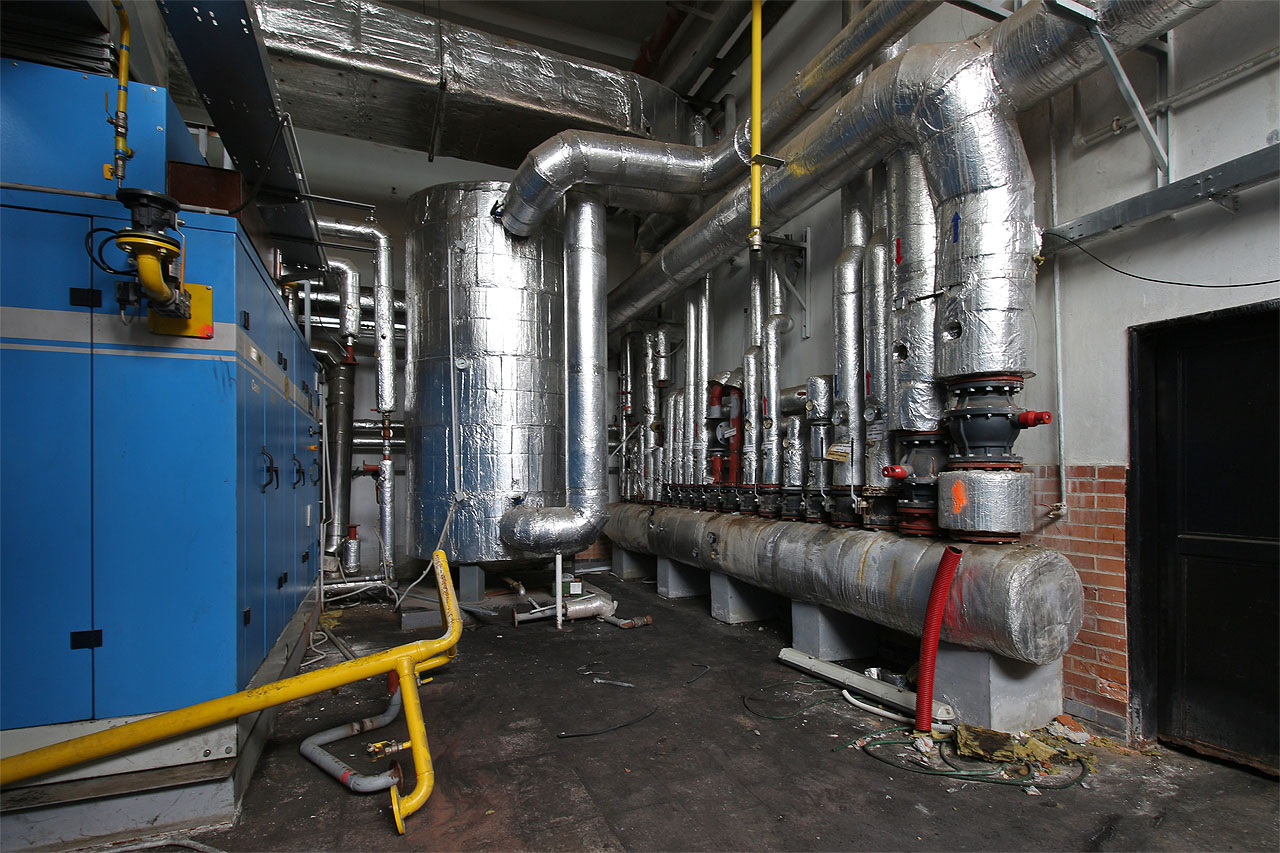 Kotelná má vzhled takřka průmyslový, přestože jde vlastně „jenom“ o plavecký bazén.