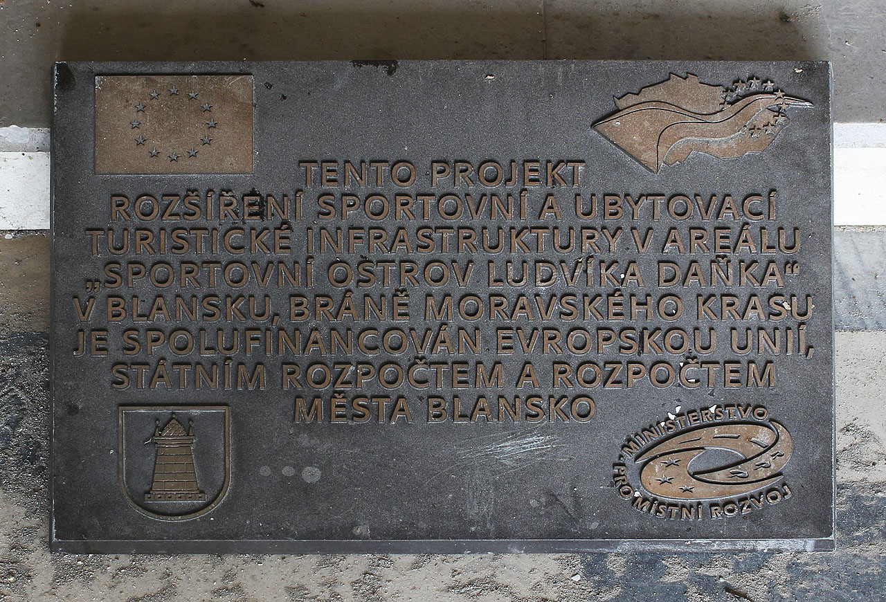 Tento projekt rozšíření sportovní a ubytovací turistické infrastruktury v areálu „sportovní ostrov Ludvíka Daňka“ v Blansku, bráně Moravského krasu je spolufinancován Evropskou unií, státním rozpočtem a rozpočtem města Blansko.