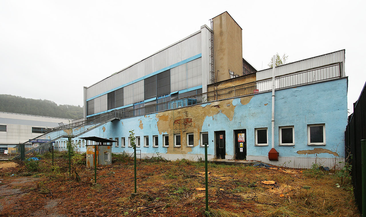 S areálem koupaliště, později rozšířeného na aquapark, spojovalo poschodí s bazénem letmé kovové schodiště.