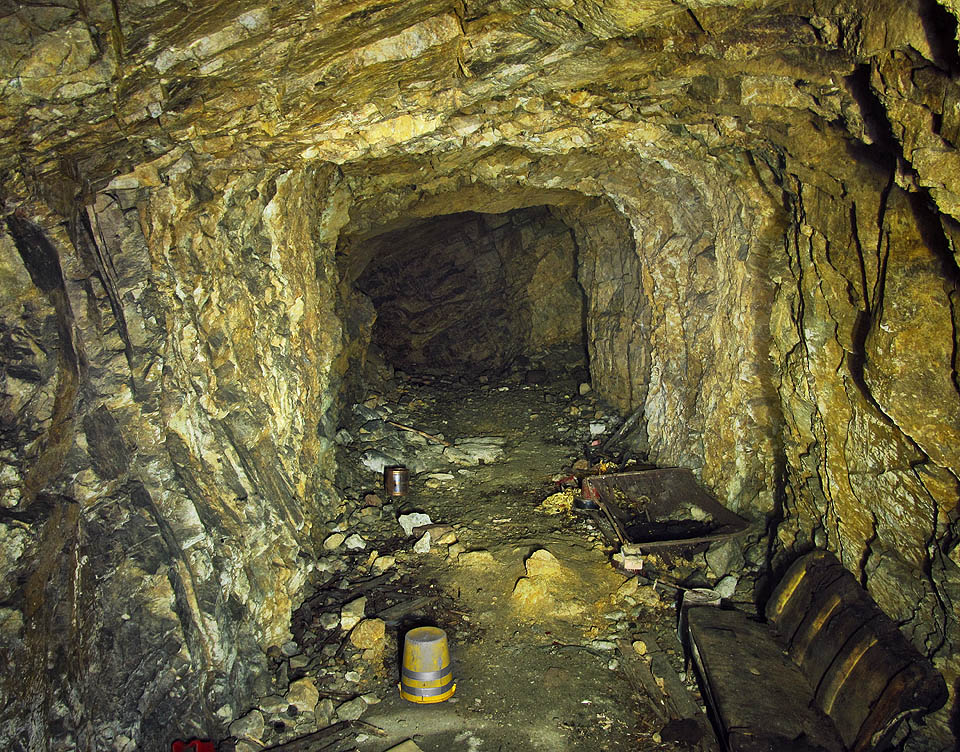 Vstup do bývalých krytů vede těsnou plazivkou na dně mravkolví jámy, která spolehlivě odrazí klaustrofobiky. Za vchodem lze narazit na pozůstatky občasných obyvatel štol z posledních let.