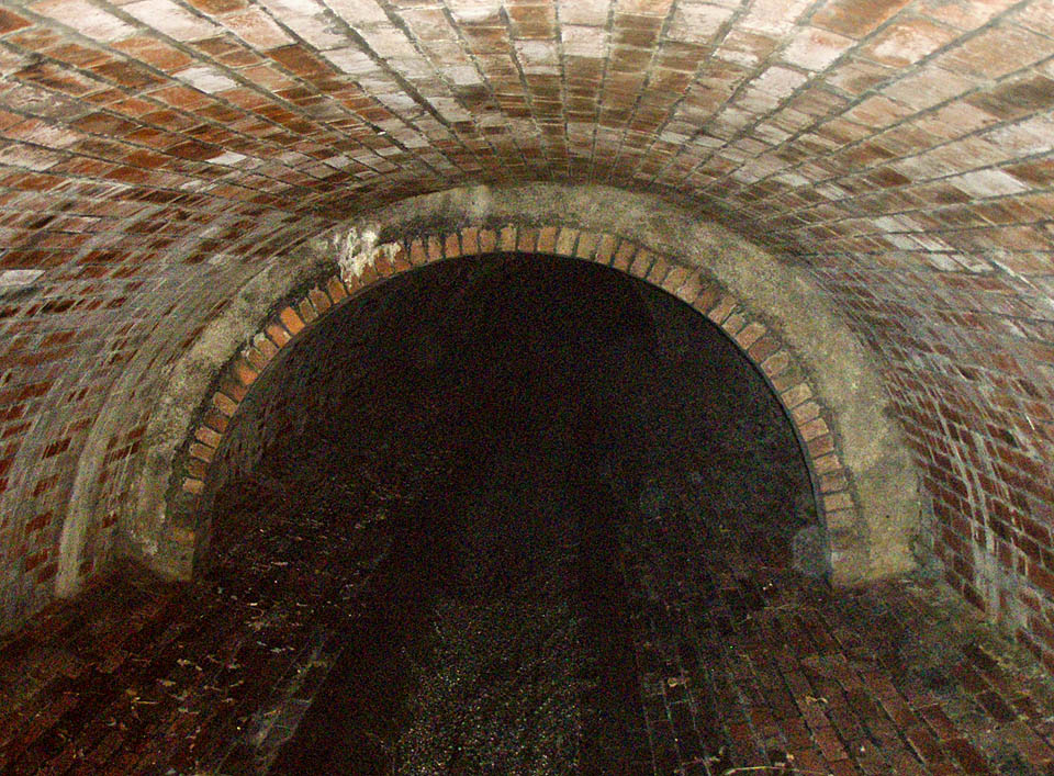 Spodní část tunelu je zaklenutá cihlami a voda potoka se valí kynetou ve dně.