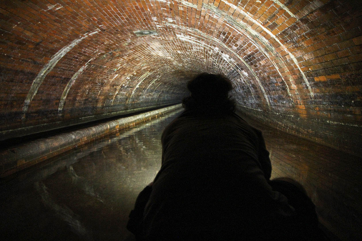 Od Vltavy lze za normálního stavu vody vplout do tunelu na lodi. Několik desítek metrů je hloubka dostatečná k plavbě, dál je ale nutné pokračovat po suchu.