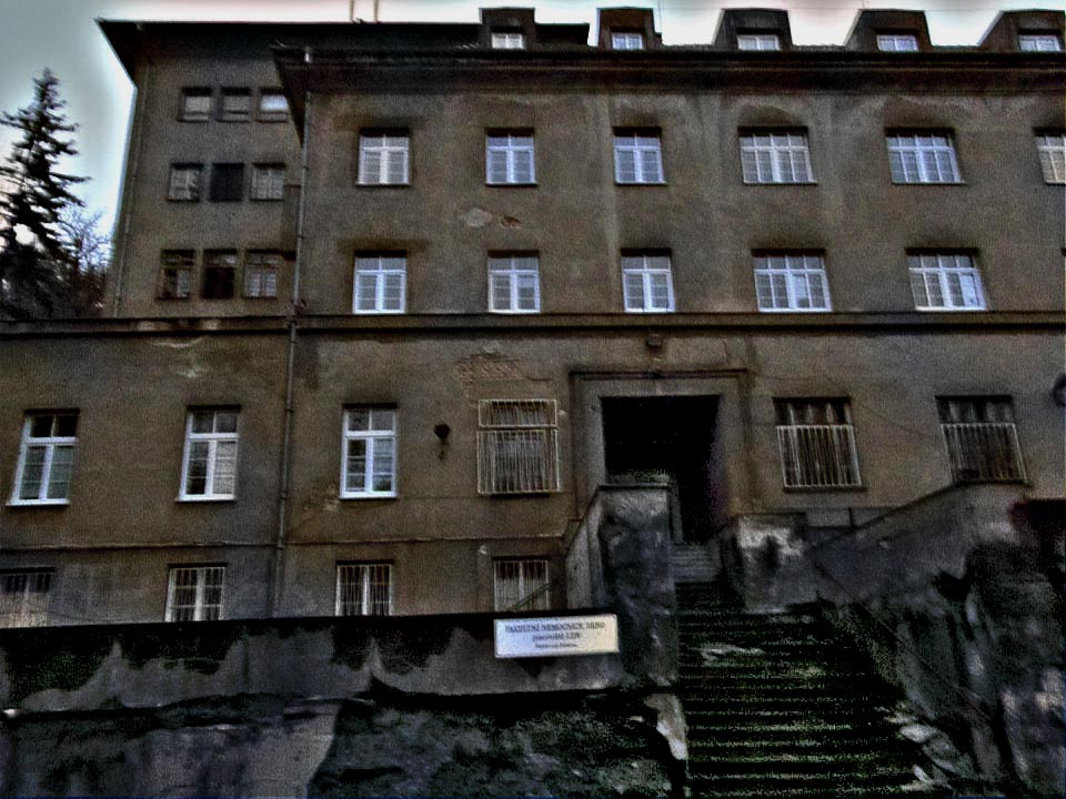 V roce 2014 byla budova už dva roky prázdná. Omšelá a osamělá působí zde, mimo obce obklopená jen lesem hrůzostrašně. V oknech je věčně tma.