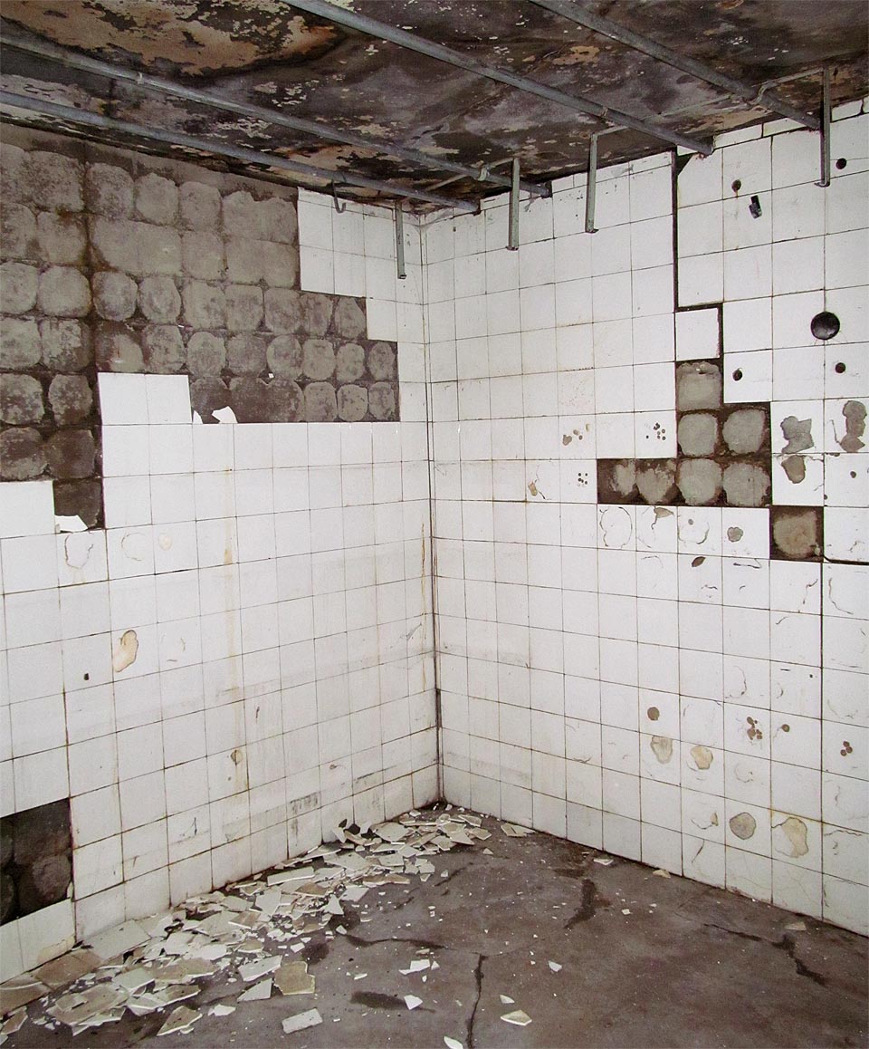 A to už je mrazírna, strádající nyní vlhkem a změnami teplot. Jaké by to bylo, kdyby teď někdo zabouchl dveře a spustil chlazení?