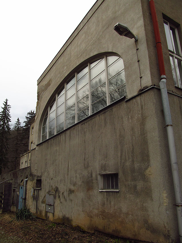 Nejzajímavějším fasádním prvkem je bezesporu panoramatické okno refektáře obrácené do údolí. 