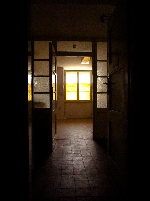 Caravaggiovské pohledy do někdejších ošetřoven jsou působivé.