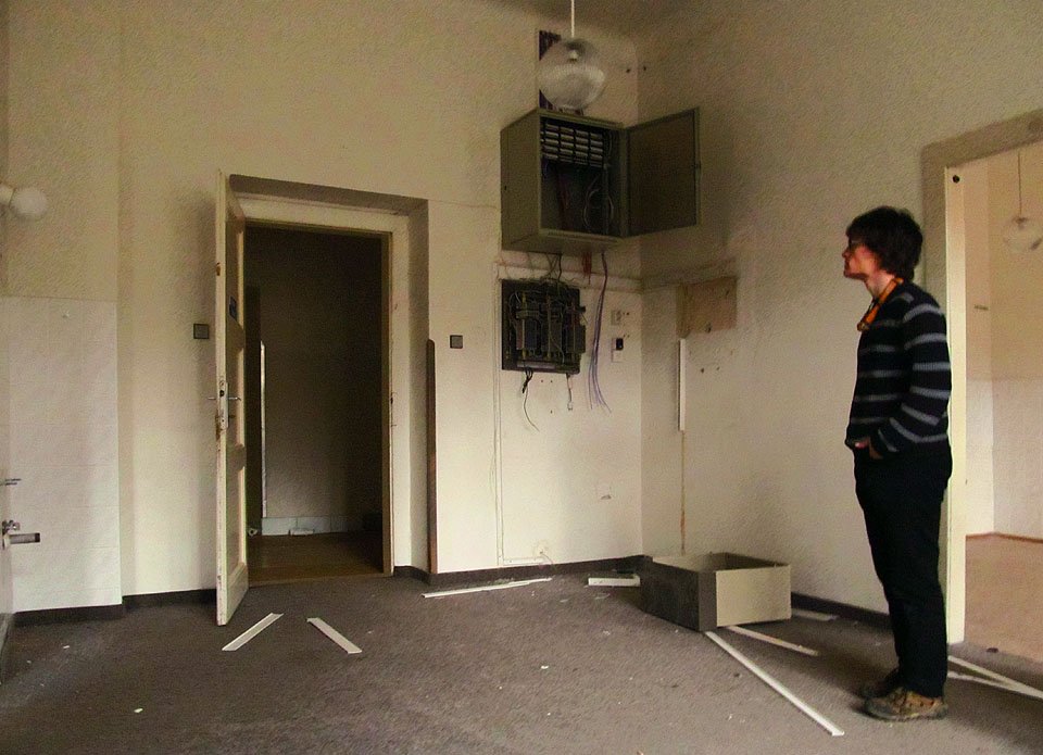 Pan inženýr architekt v místnosti, kde společně patrně sídlili asistentka primáře a server.