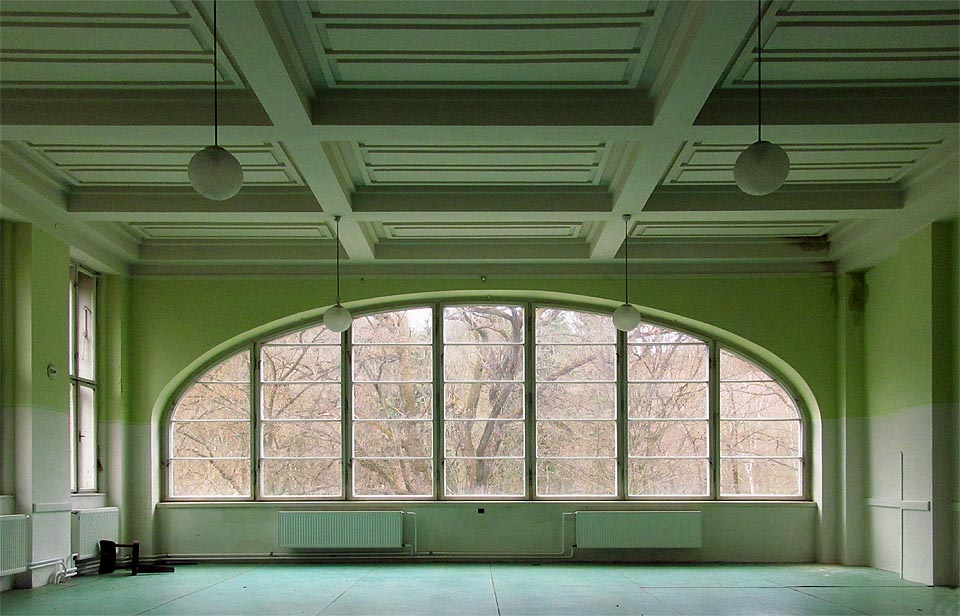 Ještě jednou kazetový strop a okno refektoráře s výhledem na řeku Svitavu, zastávku Babice a tunel. Jako bychom ozvěnou slyšeli z rohů místnosti zaléhat šum řeči pacientů, který se tu lomí mezi špaletami už po desítky let.