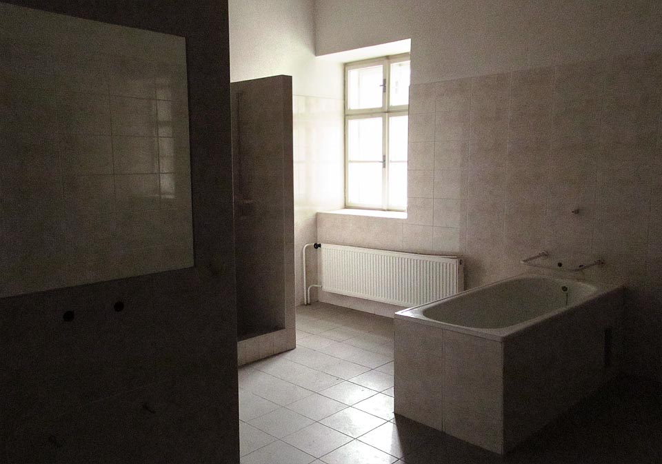 Koupelny prošly rekonstrukcí nedlouho před zrušením léčebny. Kvalitou předčí domácí lazebny leckoho z nás.