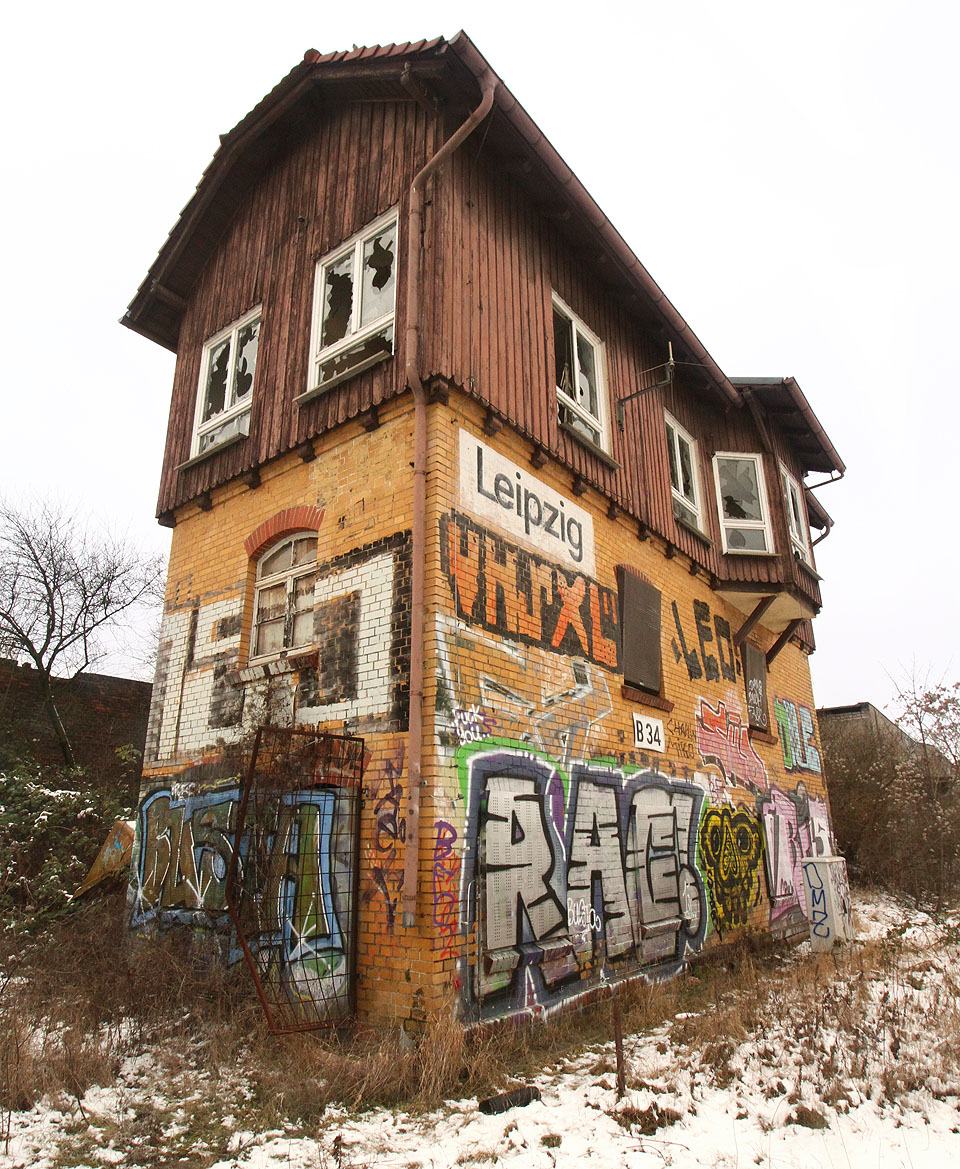 Do obvodu hlavního nádraží náleží poměrně velká část železničního uzlu a mnoho tratí vycházejícíh do různých směrů. Na snímku je opuštěné stavědlo B34, které bylo v provozu do roku 1993. Leží pod lávkou ulice nazvané příznačně Kohlweg.