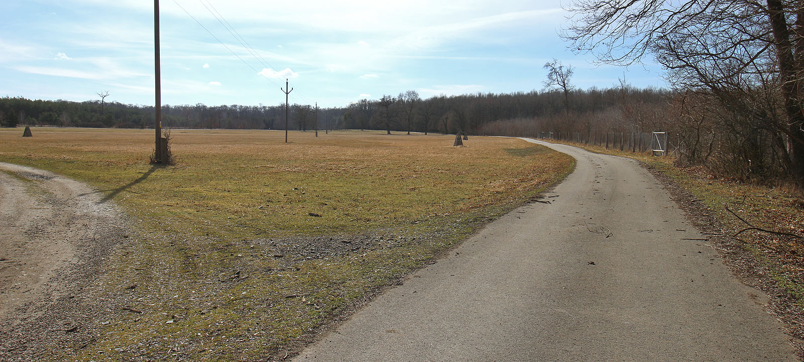 Prostor nákladiště Doubravka při pohledu od severu. Zde se úzkokolejka rozdělovala na dvě koleje, které objížděly nákladiště ze dvou stran (zřejmě tu bylo i více kolejí manipulačních).