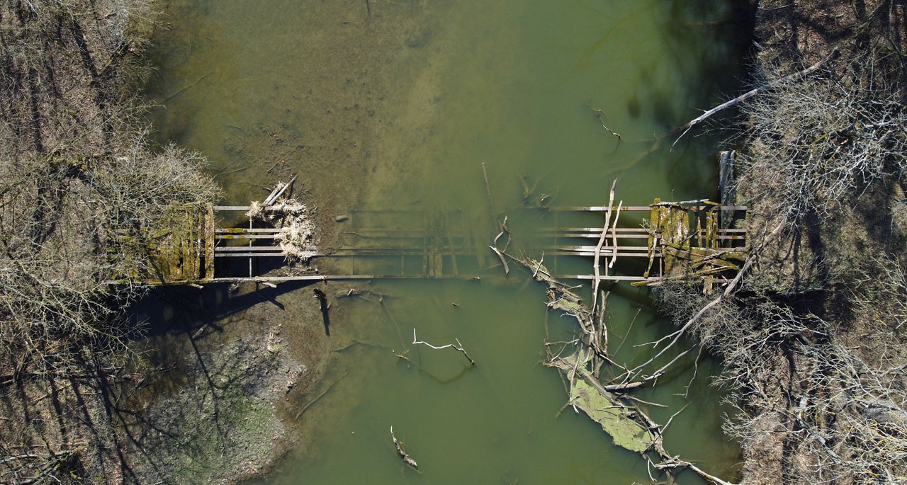 Prostřední zdvojené nosníky odpovídají svojí vzájemnou vzdáleností rozchodu systému Dolberg: tedy 700 mm. Jak krásný pohled se musel naskýtat při průjezdu parní lokomotivy s dlouhým vlakem loženým pokácenými stromy…