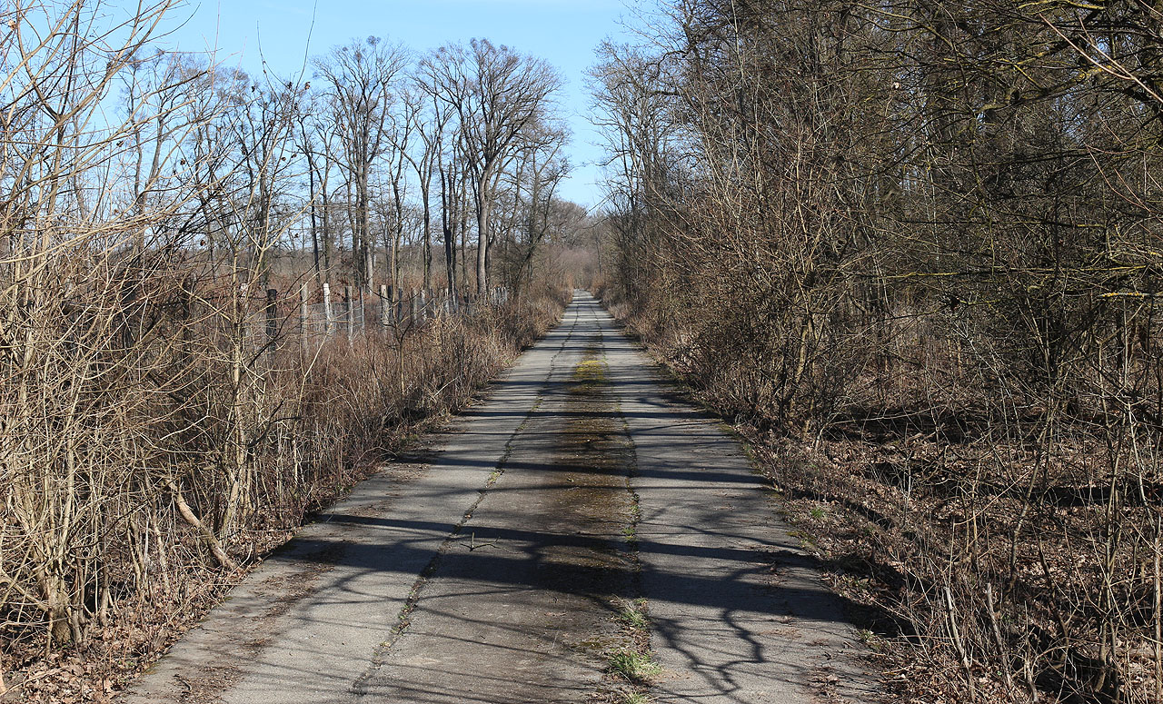Navazující cesty směrem k soutoku ovšem popraskáním asfaltu a sesedáním oboustranně dosypávaných náspů naznačují, že těleso bylo původně užší - přesně podle potřeb 700 mm drážky.