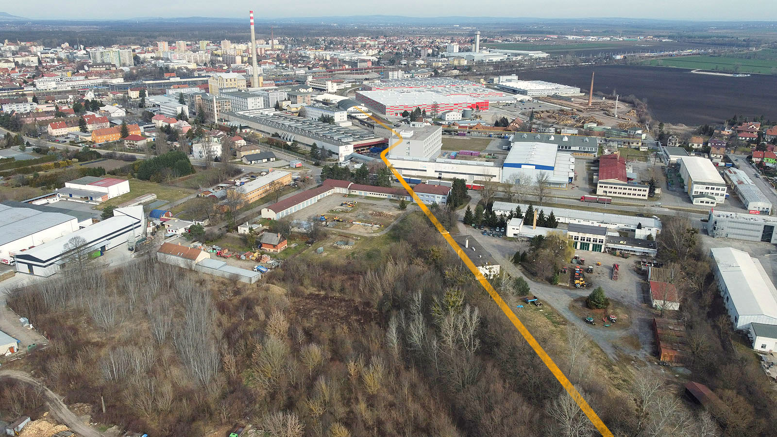 Na tomto (nepřístupném) místě se nacházelo hlavní nádraží úzkokolejky. Budova Bratislavská 37 je orientována přesně ve směru někdejšího kolejiště, je možné, že jde o pozůstatek provozní budovy.