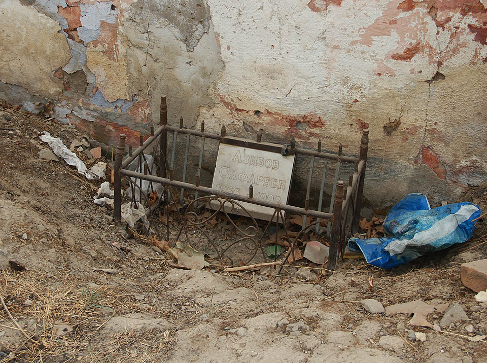 Na opačné straně betonové stěny se dokonce nachází malý hrob. Už se asi nikdy nedozvíme, kdo byl a proč zahynul dvaatřicetiletý Azizob Safarbek. Snad byl hercem v místním divadle, snad se zřítil ze zdi, když přes ni vynášel ukořistěný nábytek… Na opačné straně betonové stěny se dokonce nachází malý hrob. Už se asi nikdy nedozvíme, kdo byl a proč zahynul dvaatřicetiletý Azizob Safarbek. Snad byl hercem v místním divadle, snad se zřítil ze zdi, když přes ni vynášel ukořistěný nábytek…