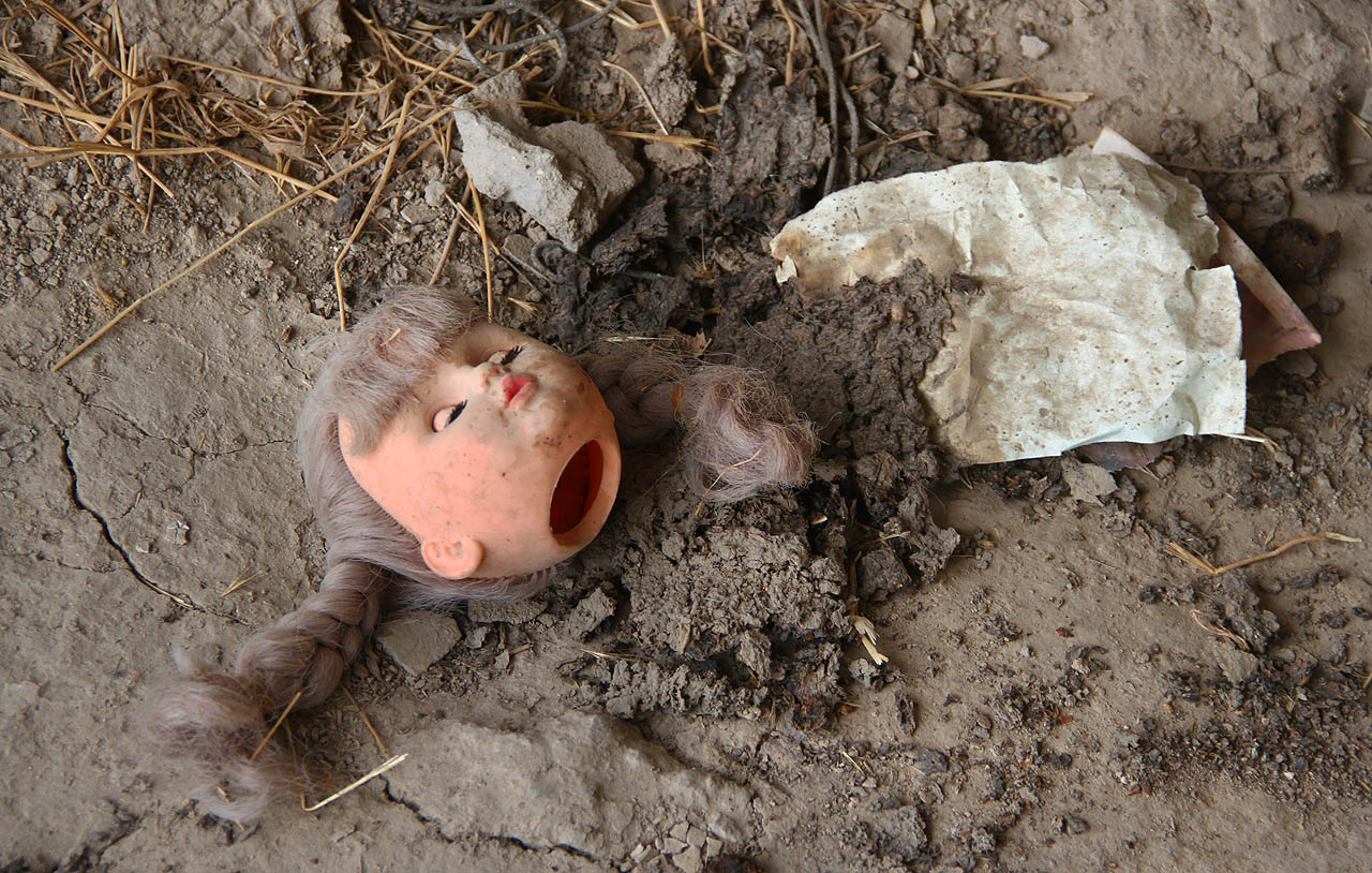 Urbexeři odjakživa milují bezhlavé panenky a bezpanenkové hlavy. V Dušanbe je však realita vždycky o něco syrovější. Ano, to v čem hlava leží, je přesně to, co si myslíte, že to je. Urbexeři odjakživa milují bezhlavé panenky a bezpanenkové hlavy. V Dušanbe je však realita vždycky o něco syrovější. Ano, to v čem hlava leží, je přesně to, co si myslíte, že to je.