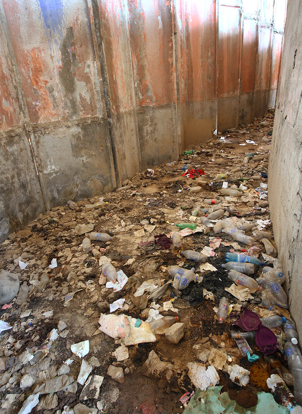 A úzkou skulinu mezi jevištěm a zadní stěnou budovy, která sloužila jako přípravna herců, si oblíbili všichni, kdo v okolí hledají koš nebo veřejný záchod. A úzkou skulinu mezi jevištěm a zadní stěnou budovy, která sloužila jako přípravna herců, si oblíbili všichni, kdo v okolí hledají koš nebo veřejný záchod.