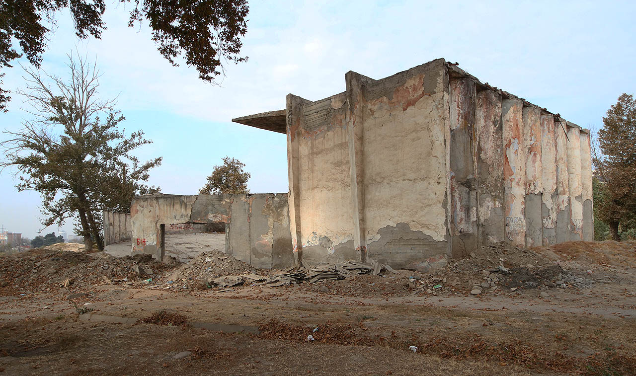 Pohled od třídy Sadí Širázího (Šejch Abú Abdilláh Mušarifuddín ben Muslih Širází byl středověký perský básník). Zadní stěnu budovy tvoří betonová harmonika. Pohled od třídy Sadí Širázího (Šejch Abú Abdilláh Mušarifuddín ben Muslih Širází byl středověký perský básník). Zadní stěnu budovy tvoří betonová harmonika.