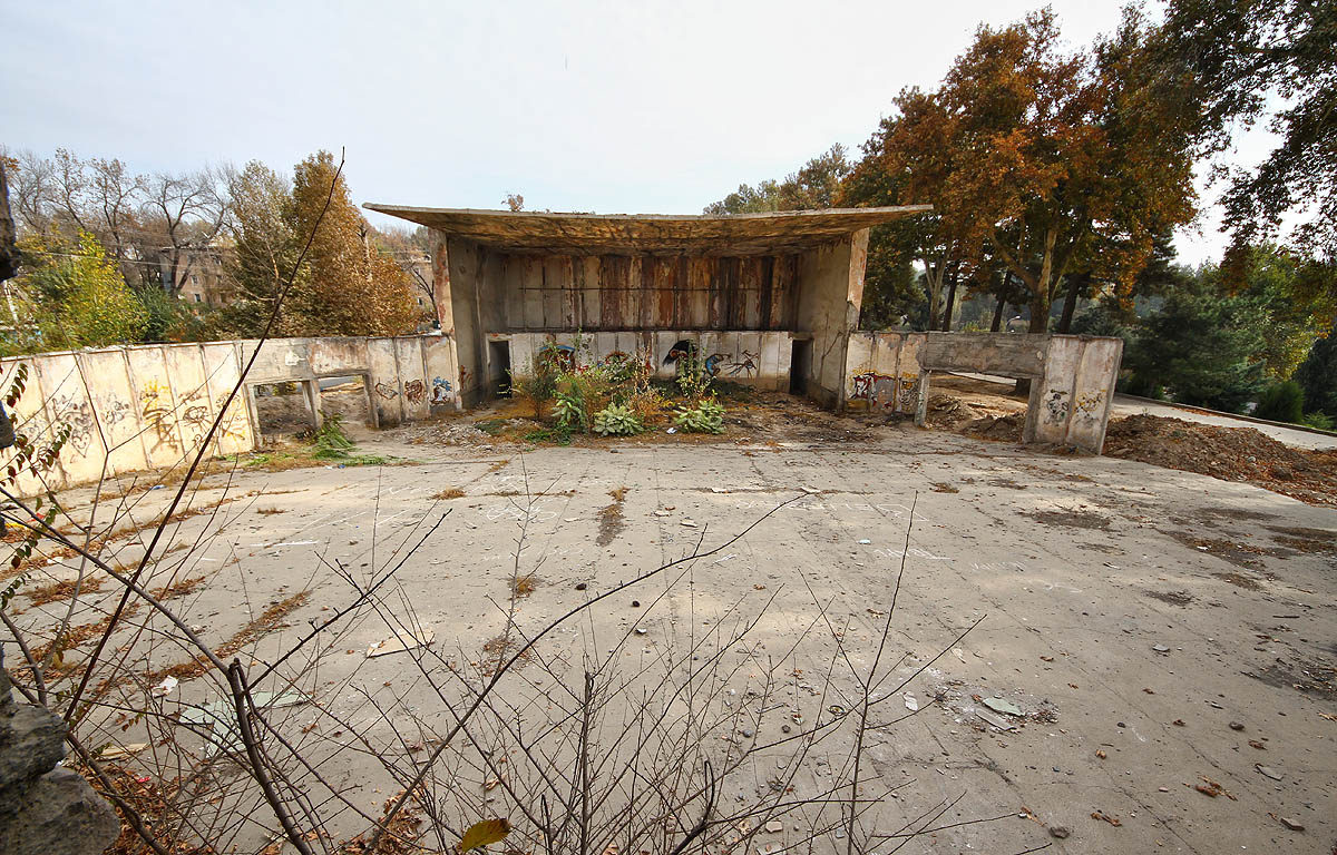 Tak viděl letní kino promítač ze své budovy na opačném konci hlediště. Tak viděl letní kino promítač ze své budovy na opačném konci hlediště.