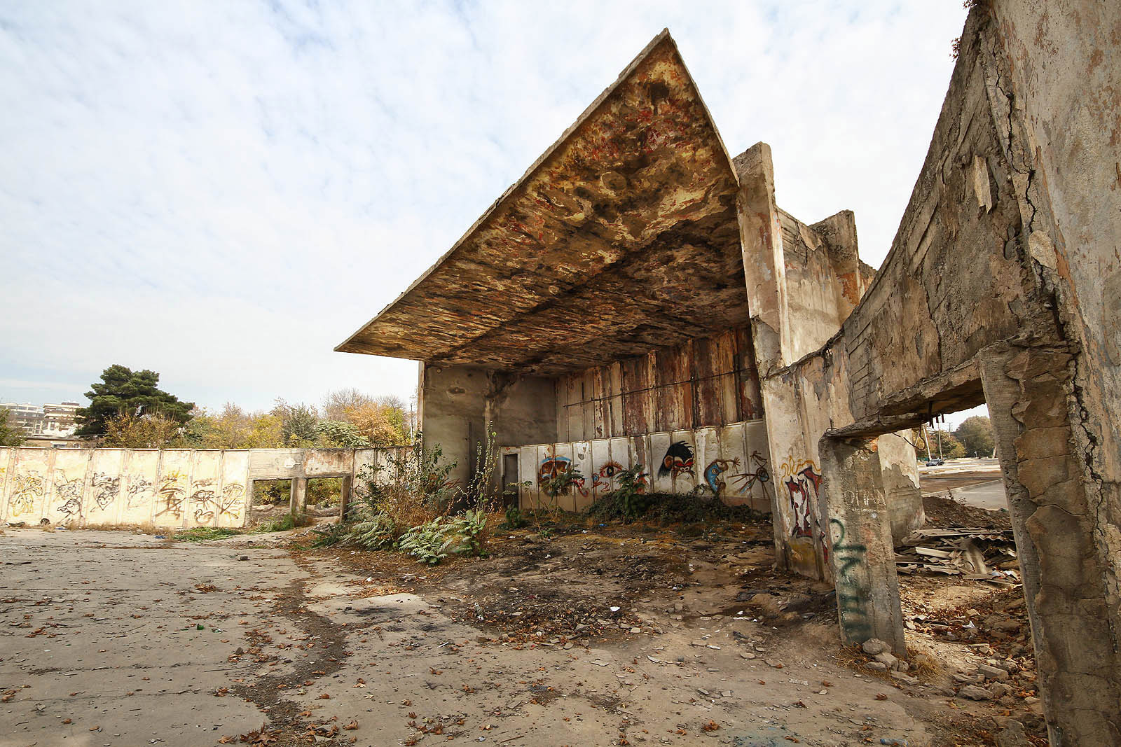 Vchody a východy do betonové ohrádky dnes slouží pro vcházení a vycházení stejně dobře jako před léty. Jen vstupné už nikdo nevybírá a využití kina je docela jiné. Vchody a východy do betonové ohrádky dnes slouží pro vcházení a vycházení stejně dobře jako před léty. Jen vstupné už nikdo nevybírá a využití kina je docela jiné.