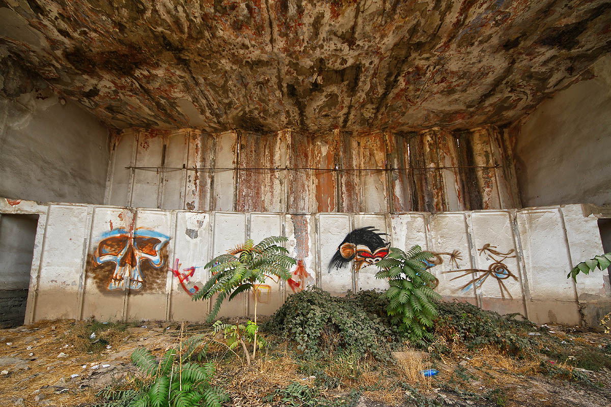 Posledním uměleckým počinem v dušanbeském kině bylo pomalování zdi oddělující jeviště od šaten herců místními sprejery. Posledním uměleckým počinem v dušanbeském kině bylo pomalování zdi oddělující jeviště od šaten herců místními sprejery.