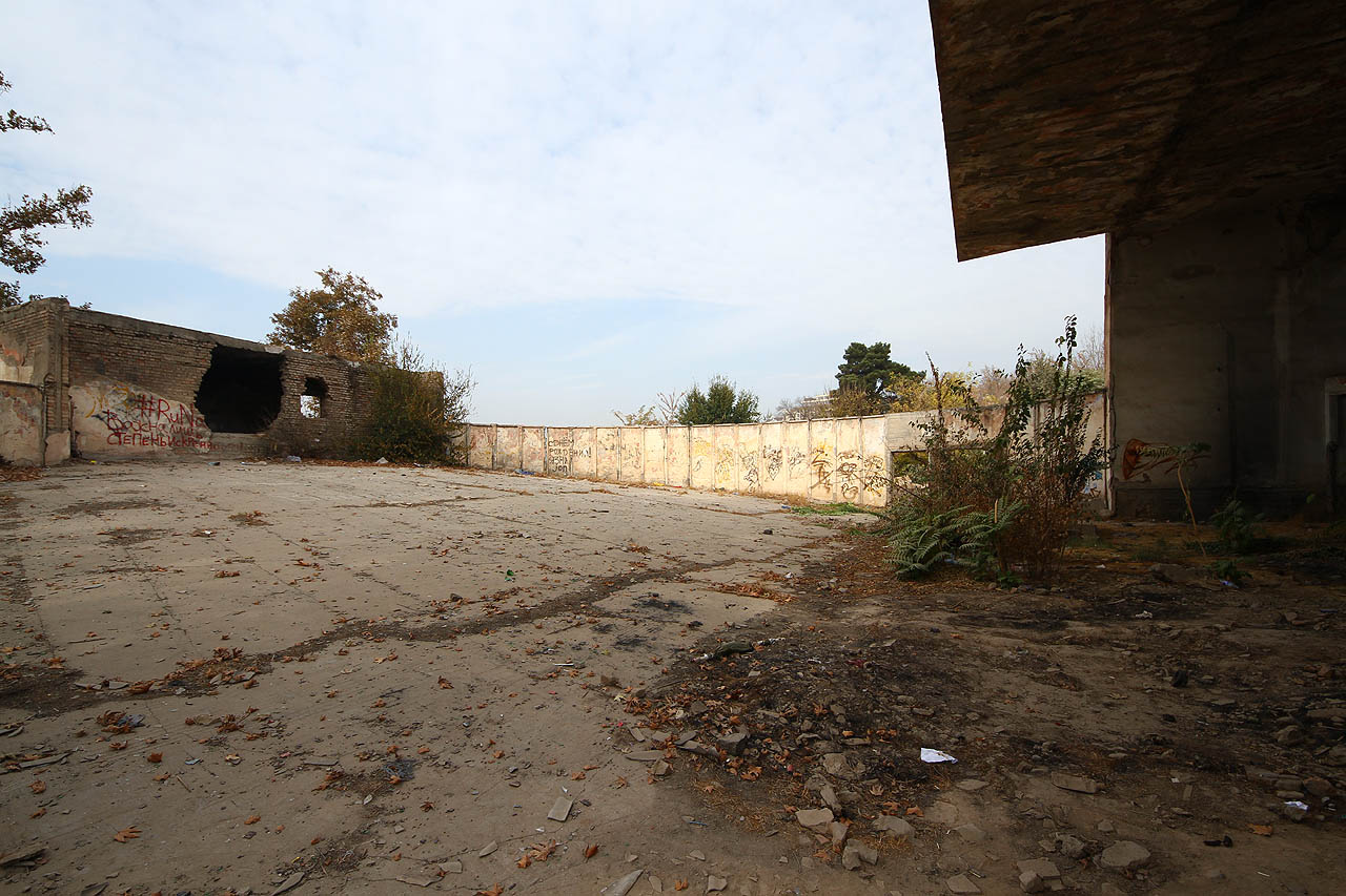 Uprostřed rušné metropole jsou útroby betonové kruhové ohrady vlastně jakousi zaprášenou oázou klidu. Uprostřed rušné metropole jsou útroby betonové kruhové ohrady vlastně jakousi zaprášenou oázou klidu.