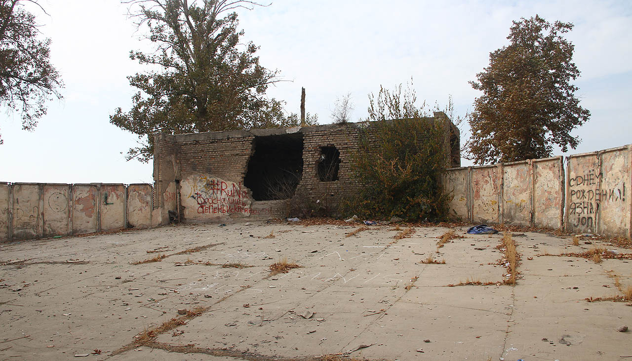 Jednoduchá budova administrace a současně budka promítače dnes slouží hlavně mládeži z nedaleké školy. Chodí se sem kouřit i randit. Jednoduchá budova administrace a současně budka promítače dnes slouží hlavně mládeži z nedaleké školy. Chodí se sem kouřit i randit.