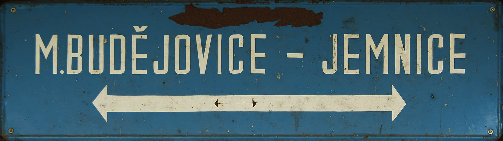 Pravidelná osobní doprava na dráze z Moravských Budějovic do Jemnice ustala na sklonku roku 2010. Přesto dráha docela neosiřela a příležitostné osobní vlaky po jejích kolejích jezdí stále. Za vůbec někdo od omezení provozu vystoupil ve Lhotici, se už nedozvíme..