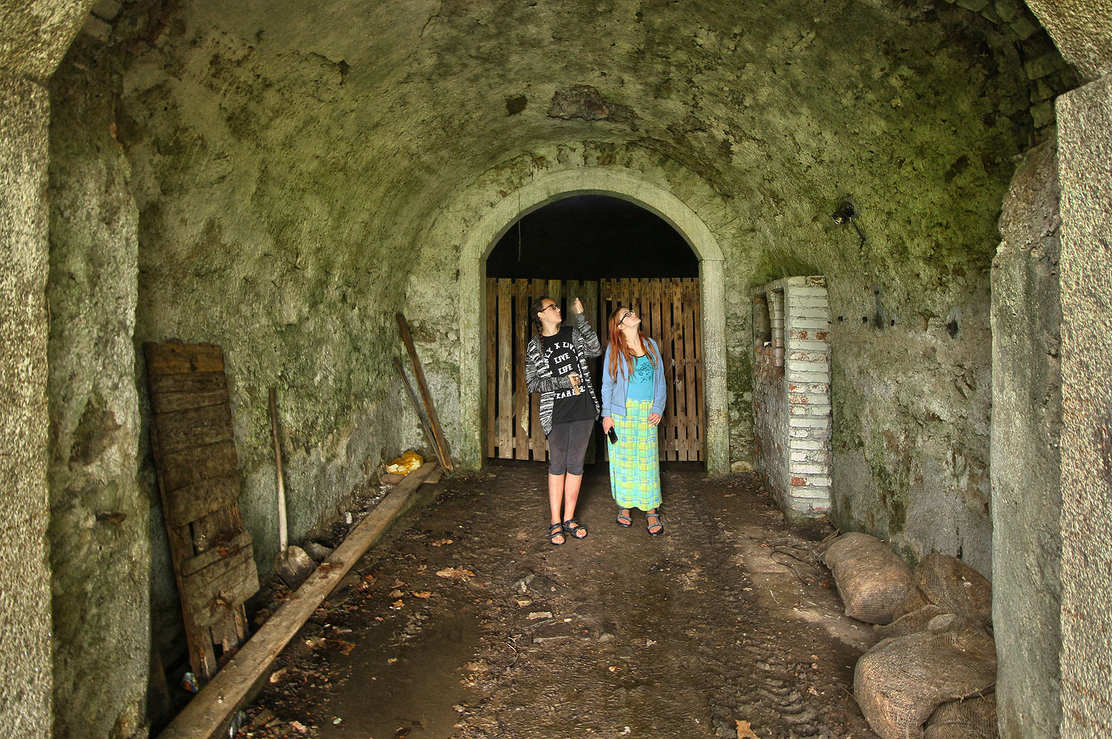 Sklep občas navštěvují místní odvážně školačky, které obdivují rostodivné tvary plísňových květů na klenutém stropě.