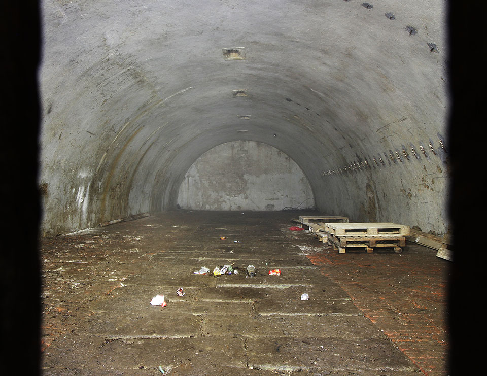 Hlavní místnost sklepa dlážděná ve střední, pojížděné části, kamenem, podél stěn pak cihlami starými přes 160 let.