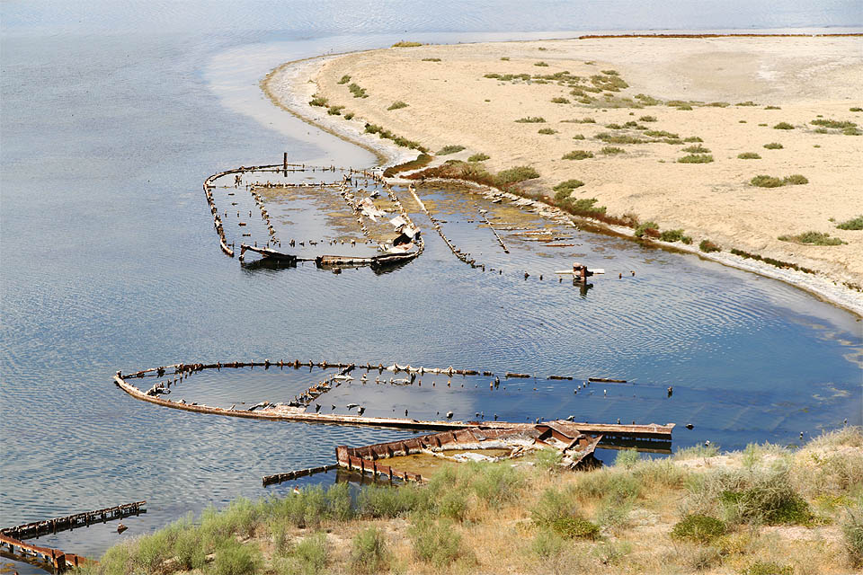 Jenže hladina klesala dál. Po rozpadu Sovětského svazu se kazašská vláda dvakrát pokoušela přehradit u města Көкарал jezero, aby ze severu tekoucí vody řeky Syrdarji (využívané oproti jižní Amudarji podstatně méně k závlahám) neodtékaly do Uzbekistánu; hráz z písku byla ale nakonec vždy rozplavena.