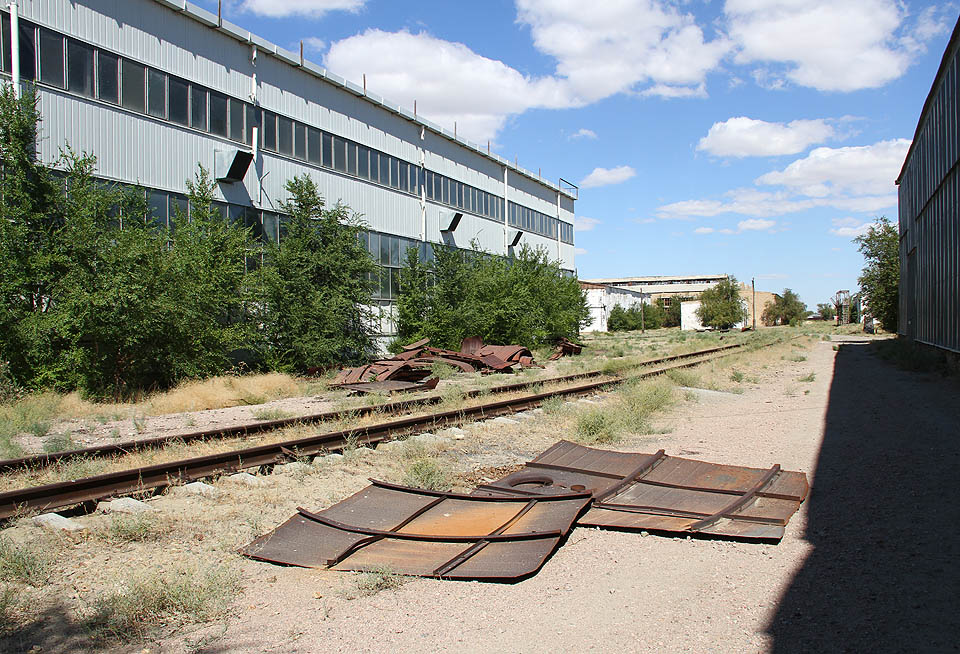 Zdá se, že nakonec se i ti sběrači kovů unavili. V areálu jich čeká bezprizorních několik desítek tun. Jenom je sebrat ze země.