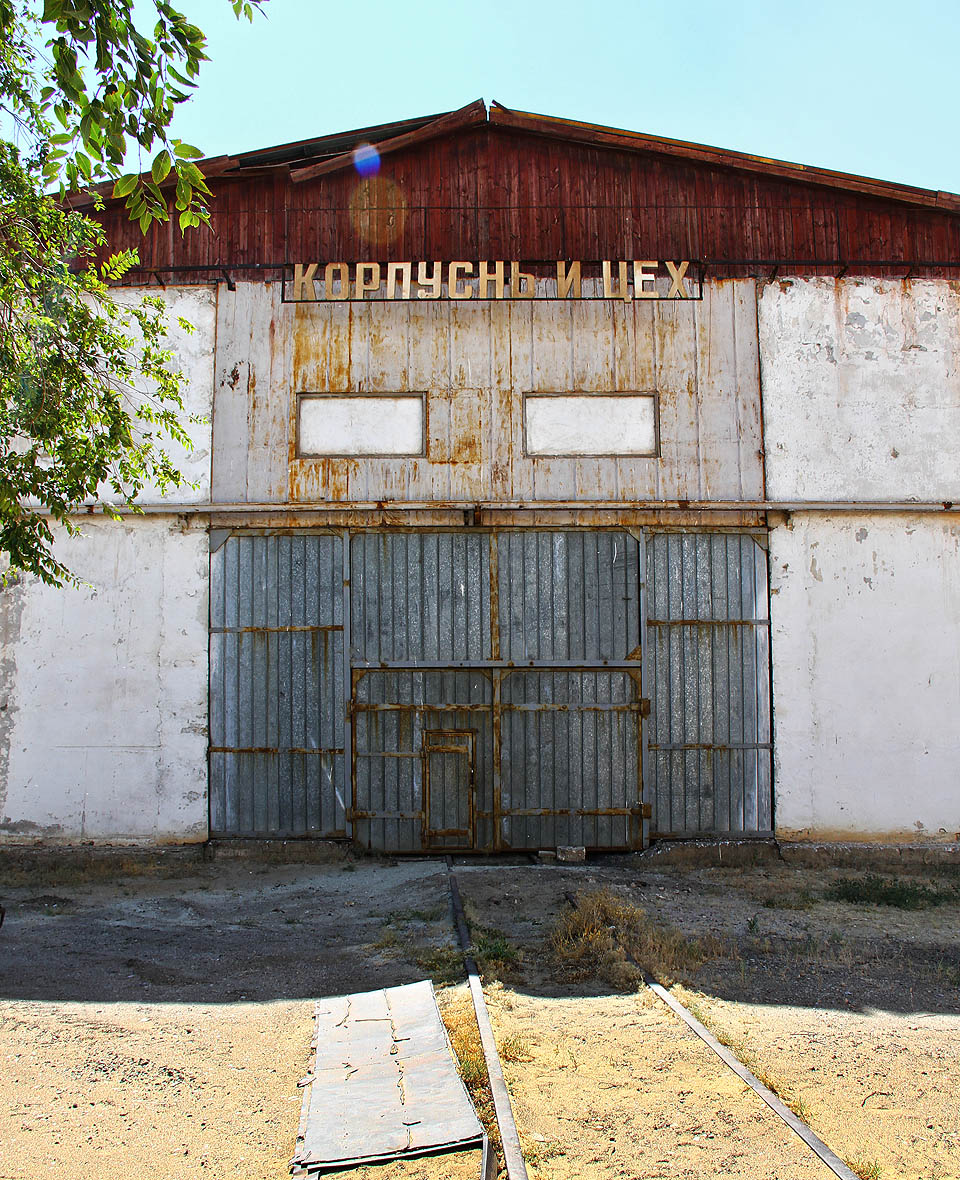 Dílna na výrobu lodních trupů. Za sovětských časů tady vládla ruština.