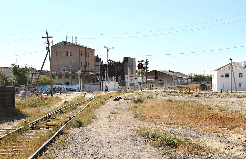 Příjezd od nádraží do poloopuštěné loděnice v Aralsku. První část vlečky se ještě čas od času používá, těžko ale říct, k čemu.