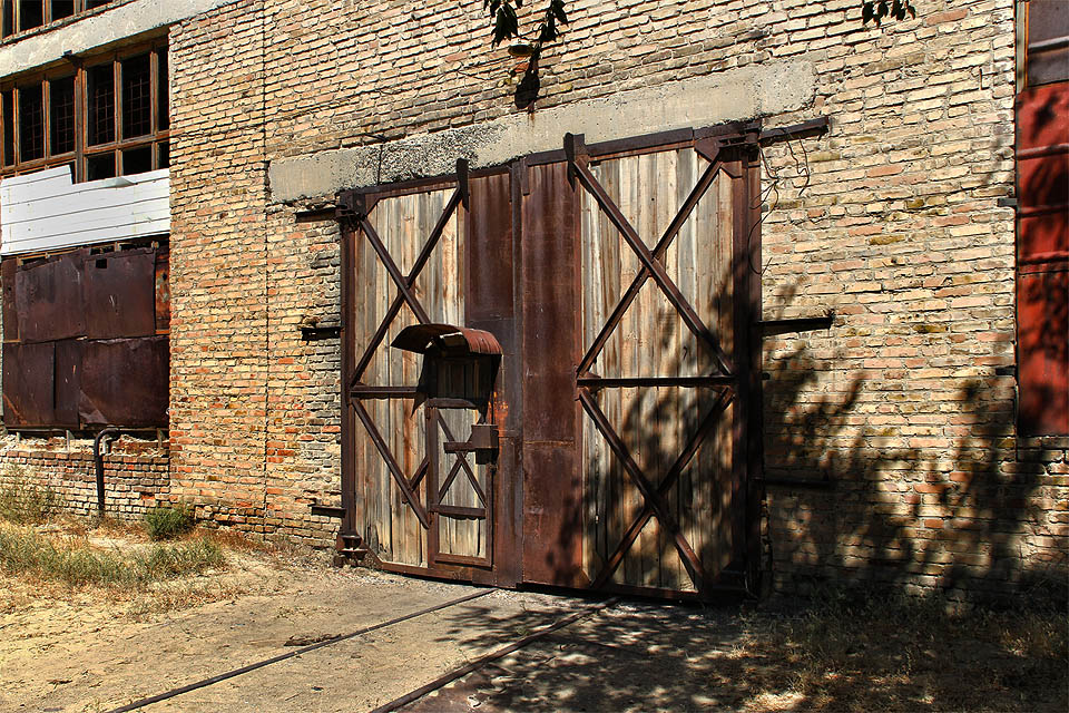 Zátiší u vrat jedné z nejstarších výrobních hal v Aralsku.