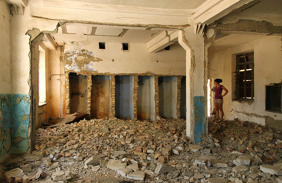 Dívka z Aralsku si před koupelí ve slaném jezeře vybírá, ve které kabince se převlékne do plavek…