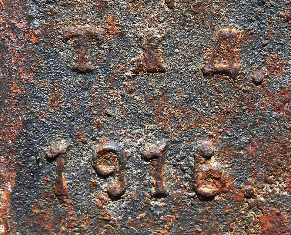 Továrna se tváří sovětsky, její základy ale byly položeny již za cara, jak dokazuje konzola výhybky na vlečce z roku 1916. Písmena ТЖД znamenají Transaralská Železná Dráha, někdy lze ale narazit také na výklad zkratky jako Taškentská nebo Turkestánská Železná Dráha. Dokončena byla v roce 1906.