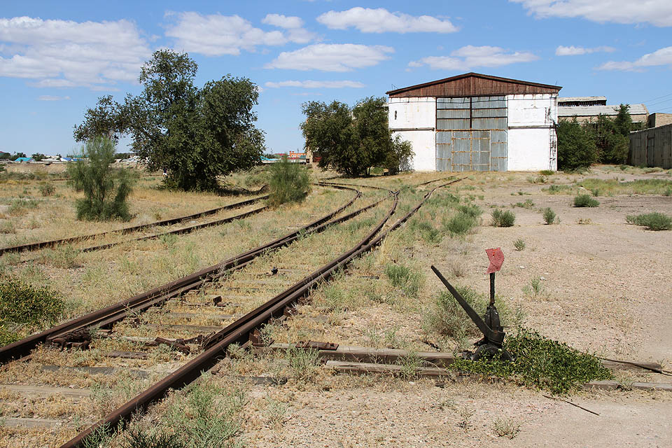109 let staré výhybky tady přehazují jen místní kluci, když si hrají na železniční provoz.