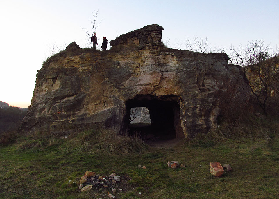 Také v Alkazaru lze nalézt pozůstatky po odvozu materiálu úzkorozchodnými vlaky skrz štoly.