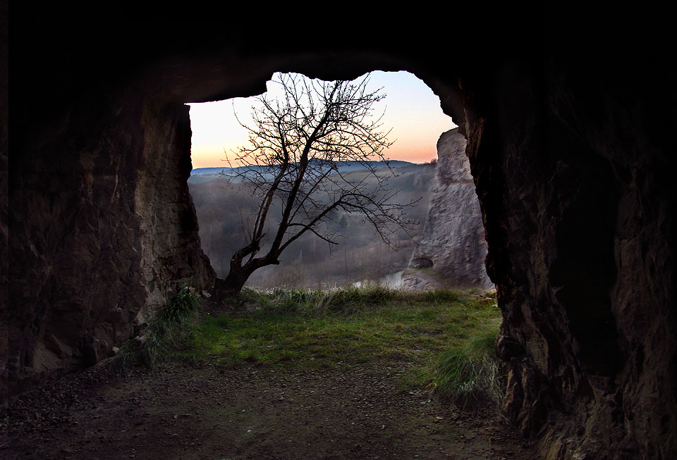Lom má několik pater, která lze po délce pojít.