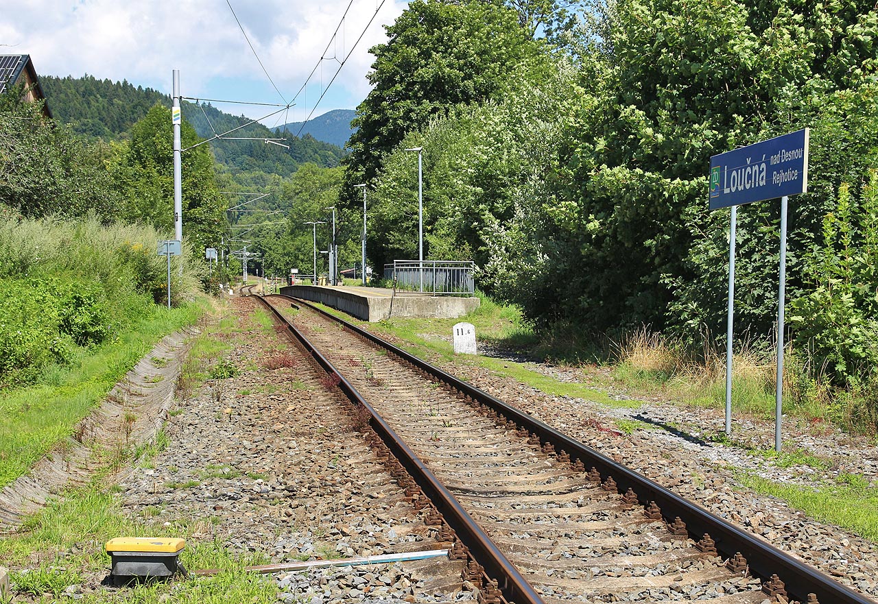 Pohled na zastávku ve směru od Petrova nad Desnou.