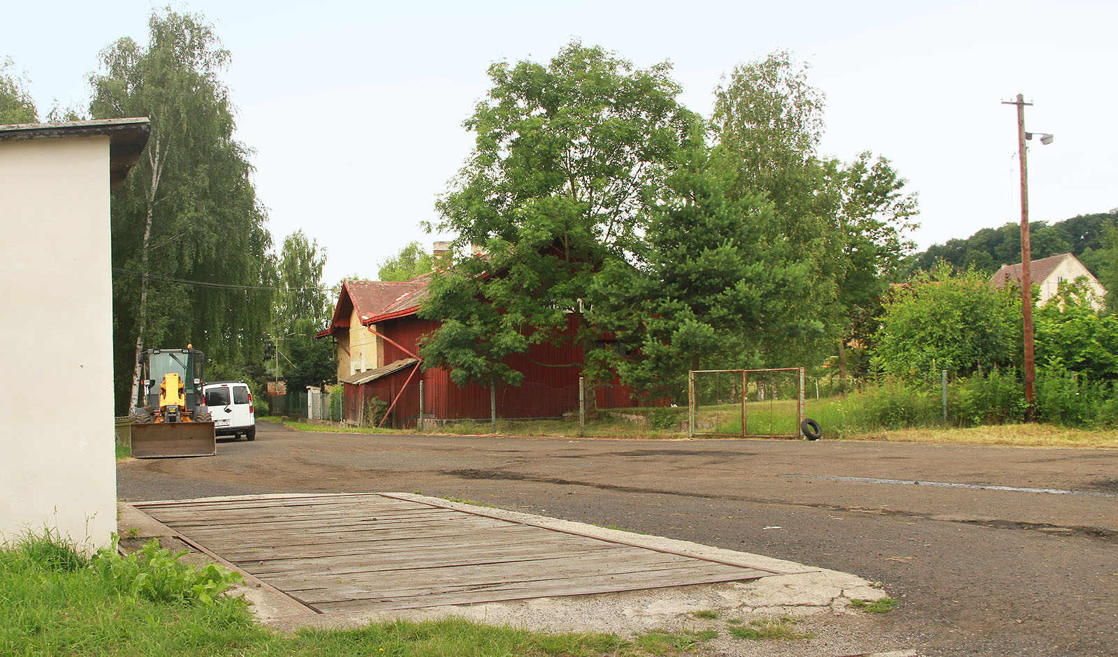 Celkový pohled na stanici a přednádražní prostor v Lovečkovicích.