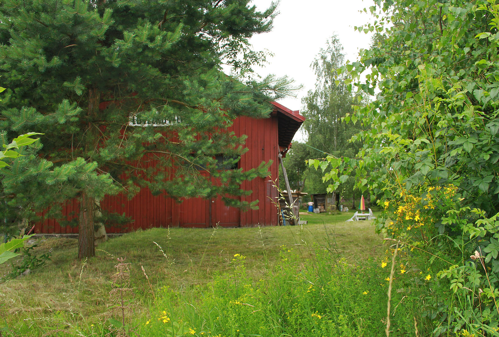 Staniční budova a skladiště už skoro 40 let slouží jako rodinný dům se zahráskou.