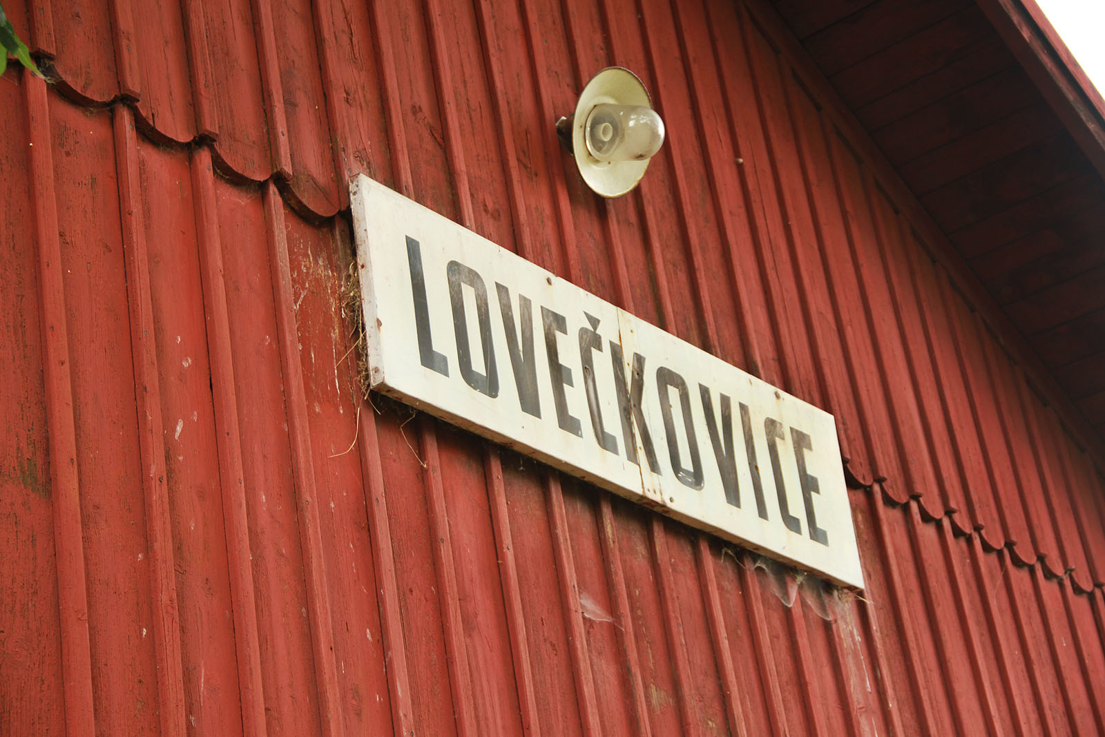 Kdo v roce 2015 nakoukne přes plot, spatří ceduli jako za starých časů. Možná se bude zase hodit, za pár let snad opět přijedou vlaky.