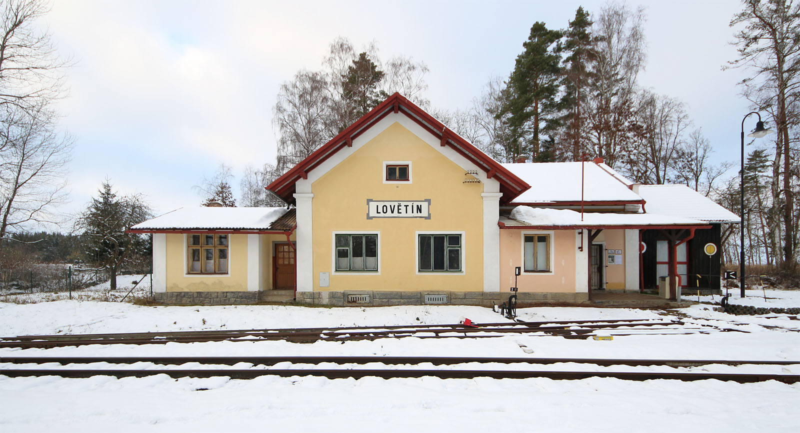 Zimní pohled na romantickou staniční budovu v Lovětíně na sklonku roku 2021.