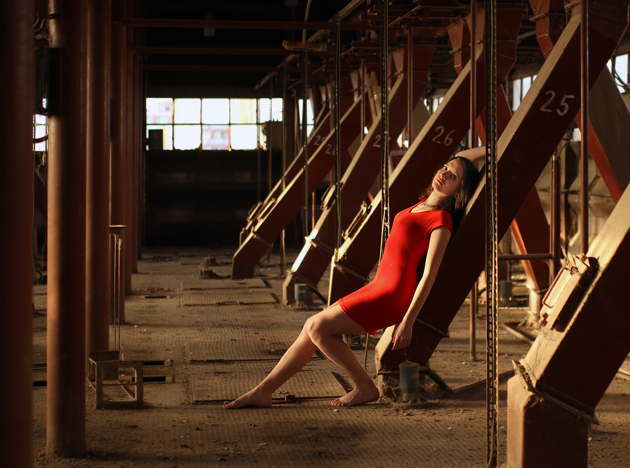 Odvážná školačka odpočívá a nahřívá se na rouře č. 25. Nadešla chvíle, vydat se po schodišti dolů, do nižších sfér.