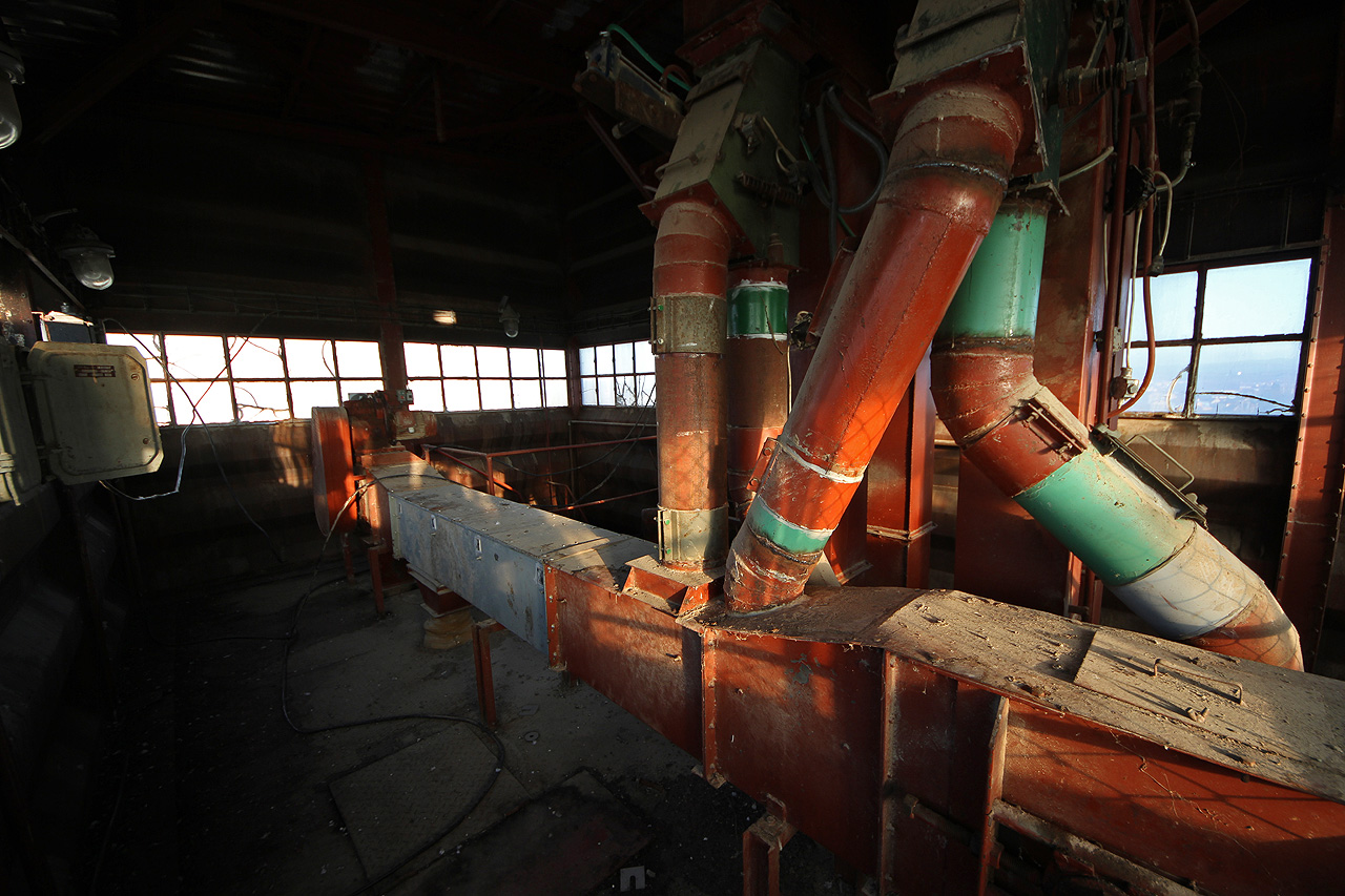 Nad ocelovými nádržemi se někdy plechové roury do sebe zavíjí tak, že by je nerozťal ani Alexandr Makedonský.