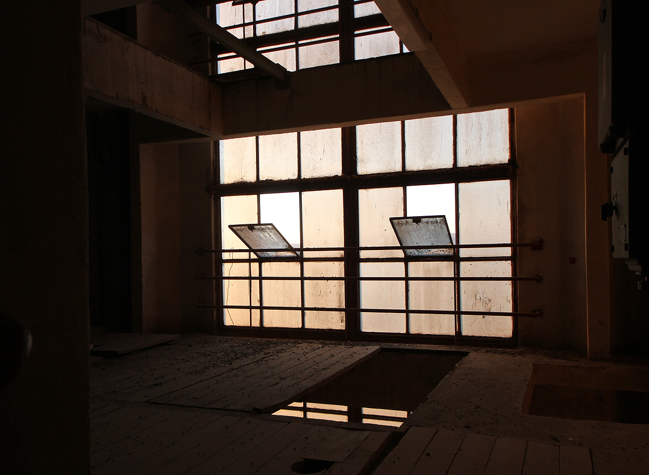 Schodiště v hlavním sile je prosvětlené 40 × 6 elegantními okny. Od západu by silo díky prosklené fasádě mohlo působit jako takový malý vyškovský mrakodrap.